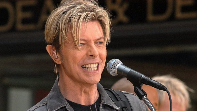 搖滾巨星David Bowie於2016年因癌病去世，他的作品版權最近以高價售出。