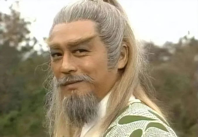曾江在電視劇中演繹《射雕英雄傳》中的「東邪」黃藥師，亦正亦邪，堪稱一絕。