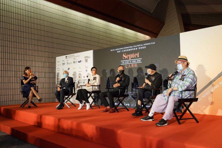 《七人樂隊》的其中5名導演去年在「香港國際電影節」的開幕首映後出席座談會。（網上圖片）