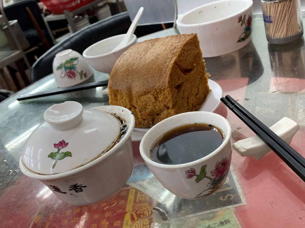 蓮香樓內，用焗盅品茗需要多多練習（作者攝影）