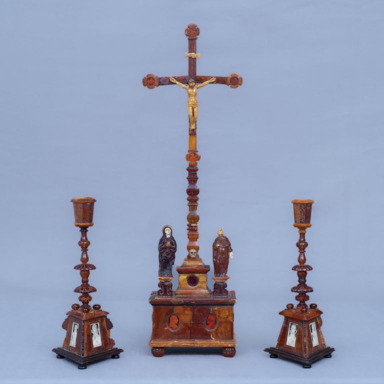 17 世紀末西班牙風格的「釘十字架」工藝品。 材質：琥珀、木材、有機材料。 Fourviere 基金會-宗教藝術博物館藏品。攝影師 ©Bruno Vigneron 