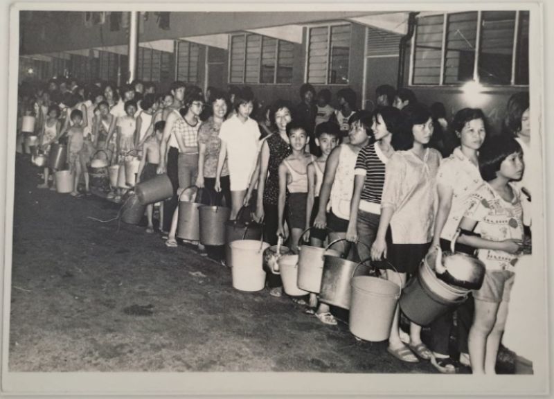 1963年香港水荒，當時政府實施「制水」，居民排隊輪侯取水。
