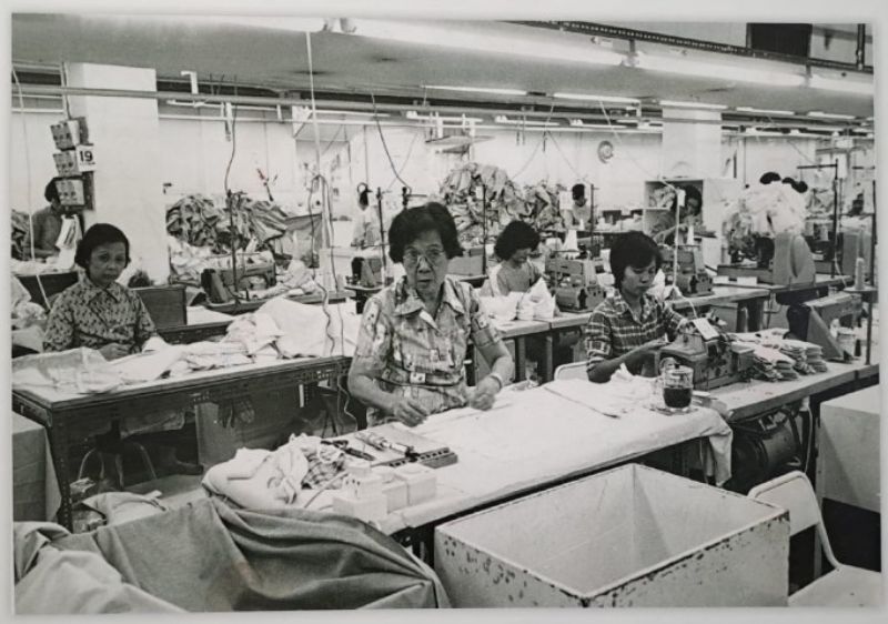 1960年代後期的製衣廠內工人工作情況。