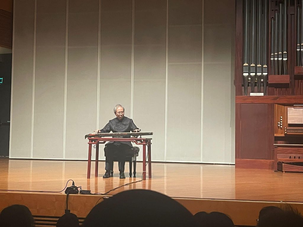 謝俊仁用琴：卞趙如蘭教授贈香港中文大學伏羲式明代古琴